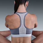 Bra deportivo de media sujeción con almohadillas para mujer Nike Swoosh Front Zip