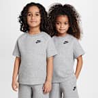 Conjunto de playera y shorts de Tech Fleece para niños talla pequeña Nike