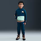 Conjunto de sudadera con gorro sin cierre y joggers de tejido Fleece para niños talla pequeña Nike