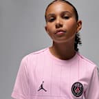Paris Saint-Germain Academy Pro Fourth Jordan Dri-FIT-Pre-Match-Fußballoberteil für ältere Kinder
