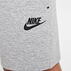 Conjunto de playera y shorts de Tech Fleece para niños talla pequeña Nike