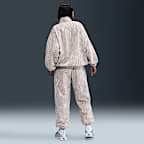 Chamarra de tejido Woven estampada para mujer Nike Sportswear