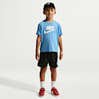 Playera con tenis Air Max para niños de talla pequeña Nike