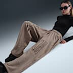 Pants de French Terry de tiro medio oversized con dobladillo abierto para mujer Nike Sportswear