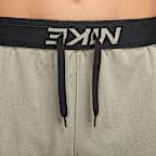 Shorts versátiles Dri-FIT de 18 cm sin forro para hombre Nike Totality