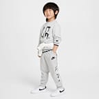 Pants de French Terry Nike Sportswear "Outside the Lines" para niños talla pequeña