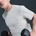 Playera versátil de manga corta Dri-FIT Seersucker para hombre Nike Primary