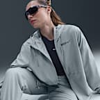 FC Barcelona Essential Repel Nike Dokuma Kapüşonlu Kadın Futbol Ceketi