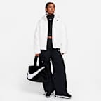 Løstsiddende Nike Sportswear Classic Therma-FIT-dynejakke med hætte til kvinder