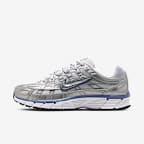 Tenis para mujer Nike P-6000 - Plata metalizado/Blanco/Negro/Índigo mundial