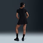 Nike Sportswear karcsúsított, rövid ujjú, mintás női póló