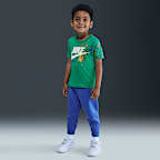 Playera infantil Nike Club Revealed