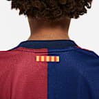 Tredelat fotbollsställ FC Barcelona 2024/25 Stadium (hemmaställ) Nike Replica för barn