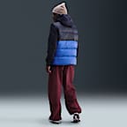 Ανδρικό αμάνικο μπουφάν Statement με πούπουλα Nike Windrunner