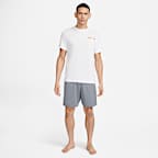 Shorts versátiles Dri-FIT de 18 cm sin forro para hombre Nike Totality