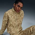 Chamarra de tejido Woven estampada y holgada de cierre completo y protección contra los rayos UV para mujer Nike Sportswear Windrunner