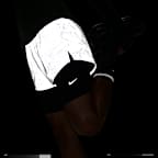 Shorts de correr con diseño reflejante de tiro medio 2 en 1 para mujer Nike Swift
