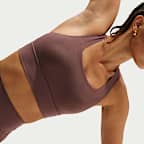 Bra deportivo de baja sujeción de líneas largas con almohadillas para mujer Nike Zenvy