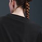 Ledig kort T-skjorte fra Nike Sportswear Club til dame