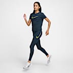 Playera de correr de manga corta Dri-FIT con gráfico para mujer Nike One