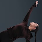 Damska dopasowana koszulka z długim rękawem i kapturem Dri-FIT Nike Universa