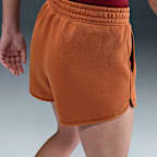 Shorts de tenis de tejido Fleece de tiro medio para mujer NikeCourt Heritage