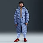 Chamarra acolchada tipo Parka Therma-FIT de ajuste holgado de largo completo para niños talla grande Nike Sportswear All Day Play