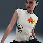 ナイキ スポーツウェア ウィメンズ タイト ショートスリーブ グラフィック Tシャツ