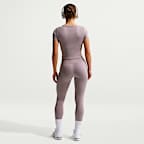 Nike One Fitted 女款 Dri-FIT 短袖短版上衣