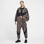 เสื้อแจ็คเก็ตผู้หญิงพิมพ์ลาย Nike Sportswear