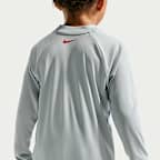 Conjunto de playera de manga larga y short para niño talla pequeña Nike Swim