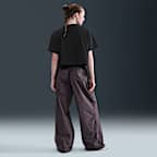 Ledig kort T-skjorte fra Nike Sportswear Club til dame