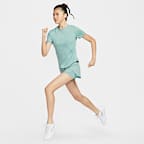 กางเกงวิ่งขาสั้นเอวปานกลางแบบ 2-in-1 ผู้หญิง Nike Swift