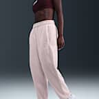 Pants de tejido Fleece Therma-FIT de tiro medio para mujer Nike One