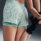 Shorts de correr Dri-FIT con estampado de tiro medio 2 en 1 para mujer Nike Swift