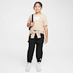 Playera de corte cuadrado para niños talla pequeña Nike Club