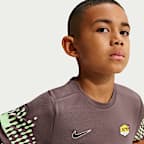 Playera de fútbol de manga corta Dri-FIT Kylian Mbappé Academy para niños talla grande