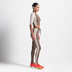 Top cropped de media manga con almohadillas para mujer NikeSKIMS Shine