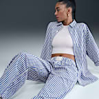 Nike Sportswear Chill Poplin ruimvallende gestreepte damesbroek met halfhoge taille