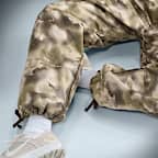 Pants cargo oversized de tiro medio camuflajeados para mujer Nike Sportswear