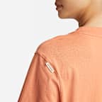 เสื้อแขนสั้นผู้หญิงขนาดโอเวอร์ไซส์แบบผ่า Nike Sportswear Collection