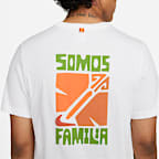 เสื้อยืดผู้ชาย Nike Sportswear Somos Familia