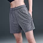 Shorts de fitness sin forro de tiro medio Dri-FIT de 13 cm para mujer Nike Attack