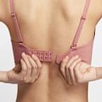 สปอร์ตบราผู้หญิงซัพพอร์ตระดับต่ำเสริมฟองน้ำดีไซน์ปรับเปลี่ยนได้ Nike Alate Minimalist