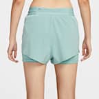 กางเกงวิ่งขาสั้นเอวปานกลางแบบ 2-in-1 ผู้หญิง Nike Swift