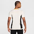 Playera de fútbol de manga corta Dri-FIT para hombre Nike Strike+