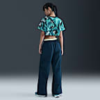 เสื้อยืดกราฟิกเอวลอยทรงโอเวอร์ไซส์ผู้หญิง Nike Women's Artist Collection