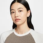 ナイキ スポーツウェア チル ニット ウィメンズ スリム グラフィック Tシャツ