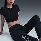 Pants con gráfico de tiro medio para mujer Nike Sportswear Club Fleece