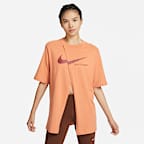 เสื้อแขนสั้นผู้หญิงขนาดโอเวอร์ไซส์แบบผ่า Nike Sportswear Collection